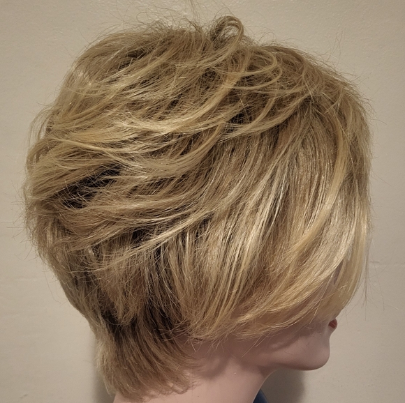 Short Blonde Wig - 10LR - Picture 4 of 8